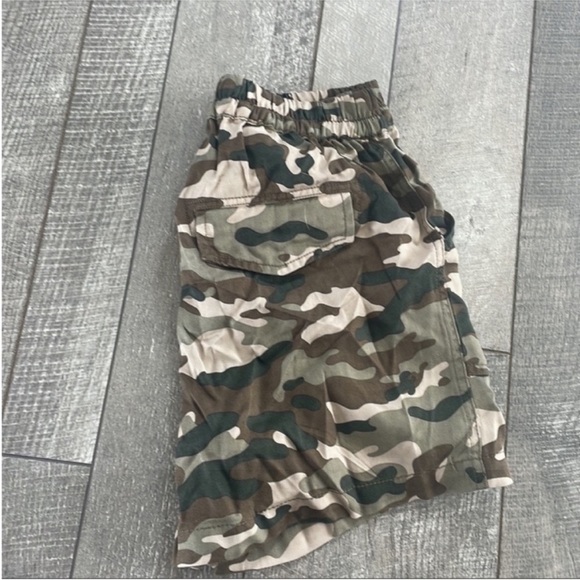Nordstrom Love Tree Size Small Camouflage Elastic Waist Shorts. - Picture 3 of 7